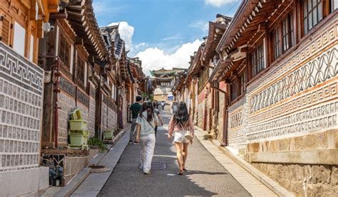 bukchon hanok village walking tour.